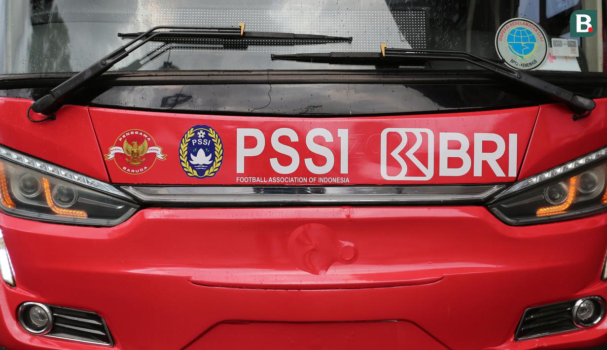 Sebuah bus baru jenis Merceds-Benz yang digunakan untuk kepentingan Timnas Indonesia diperkenalkan jelang laga FIFA Matchday melawan Timnas Argentina di Stadion Utama Gelora Bung Karno, Jakarta, Minggu (18/6/2023). (Bola.com/Bagaskara Lazuardi)