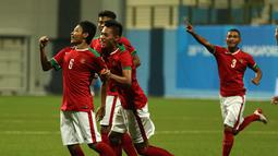 Ekspresi Evan Dimas Darmono (6) setelah mencetak gol pertama ke gawang Filipina U-23 dalam penyisihan Grup A Sepakbola SEA Games 2015. (Bola.com/Arief Bagus)