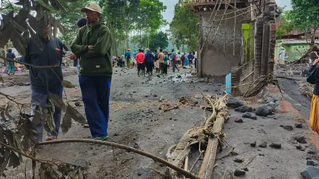 Kondisi dusun Lumajang porak poranda diterjang abu vulkanik Semeru. (Istimewa)