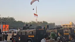 Paramotor Warnai Langit Cikeas Jelang Upacara HUT Bhayangkara