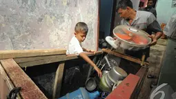 Barang-barang Sony Wakwaw dan keluarga sebagian diangkut dengan menggunakan gerobak saat pindah rumah di kawasan Cibubur, Jakarta Timur. Foto diambil pada Kamis (4/12/2014). (Liputan6.com/Herman Zakharia)