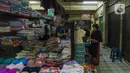 Pedagang melayani pembeli di Pasar Mampamg, Jakarta, Jumat (28/10/2022). Sepinya pengunjung di Pasar Mampang membuat para pedagang memilih menjual atau menyewakan kiosnya. Para pedagang memilih menjual atau menyewakan kiosnya dan beralih memasarkan barang dagangannya secara daring atau online Sedangkan pihak pengelola merencanakan pada lantai tiga dan empat Pasar Mampang akan digunakan sebagai tempat berolahraga.  (Liputan6.com/Faizal Fanani)