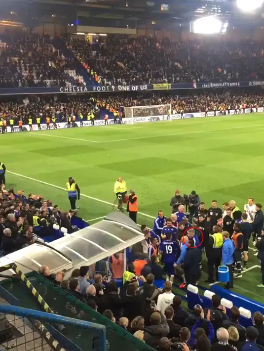 Guus Hiddink terlihat menenangkan emosi penyerang Chelsea Diego Costa usai pertandingan melawan Tottenham di Stadion Stamford Bridge, Inggris (3/5). Manajer 69 tahun itu jatuh terjerembab akibat terdorong saat keributan. (Twitter/@Jonathankydd)