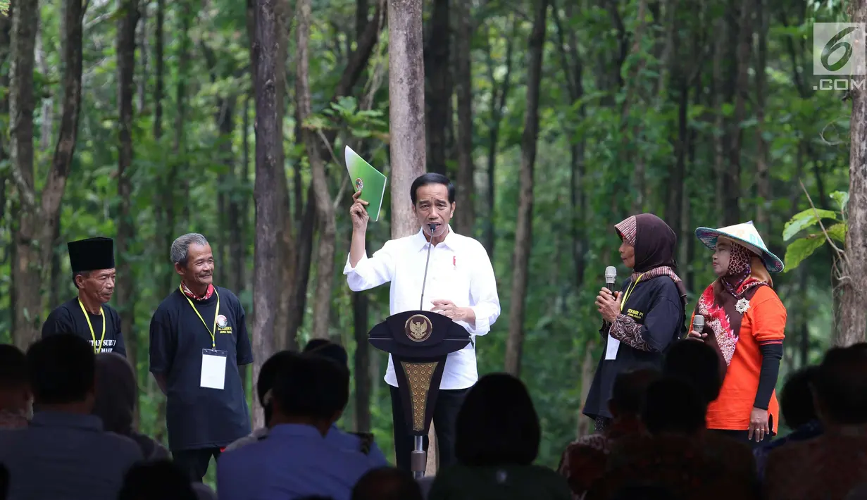 Presiden Joko Widodo berdialog dengan petani saat penyaluran Izin Pemanfaatan Hutan Perhutanan Sosial (IPHPS) di Tuban, Jawa Timur, Jumat (9/3). (Liputan6.com/Angga Yuniar)