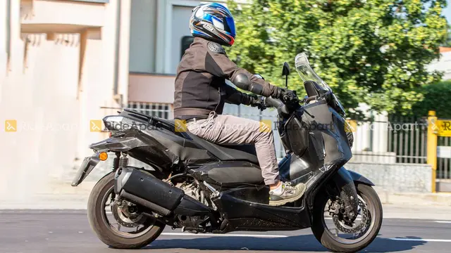Sisi samping Yamaha XMAX terbaru
