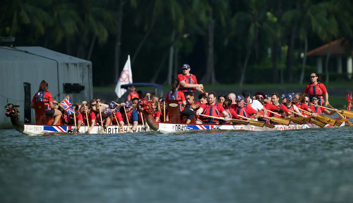 Tradisi balapan perahu naga berasal dari China dan sudah ada sejak 2.000 tahun lalu sebelum menjadi olahraga modern dan dikenal secara internasional pada 1976. (AP Photo/Vincent Thian)
