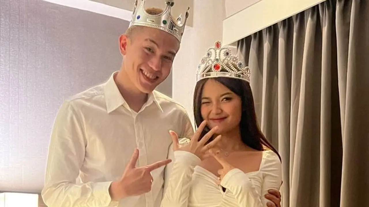 Julian Jacob lamar kekasih baru