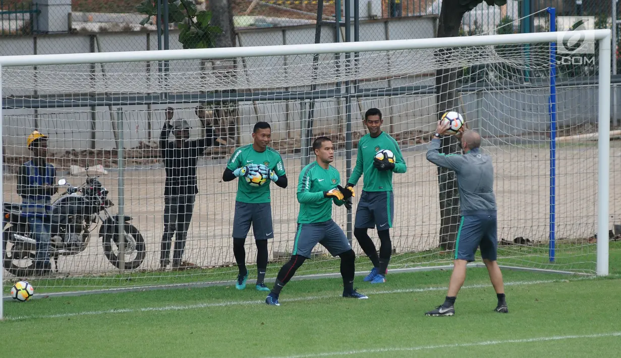 Tiga penjaga gawang Timnas Indonesia saat latihan di Lapangan A Senayan, Jakarta, Jumat (12/1). Ini merupakan latihan perdana Timnas Indonesia jelang menjamu Islandia di Stadion GBK, Minggu (14/1). (Liputan6.com/Helmi Fithriansyah)