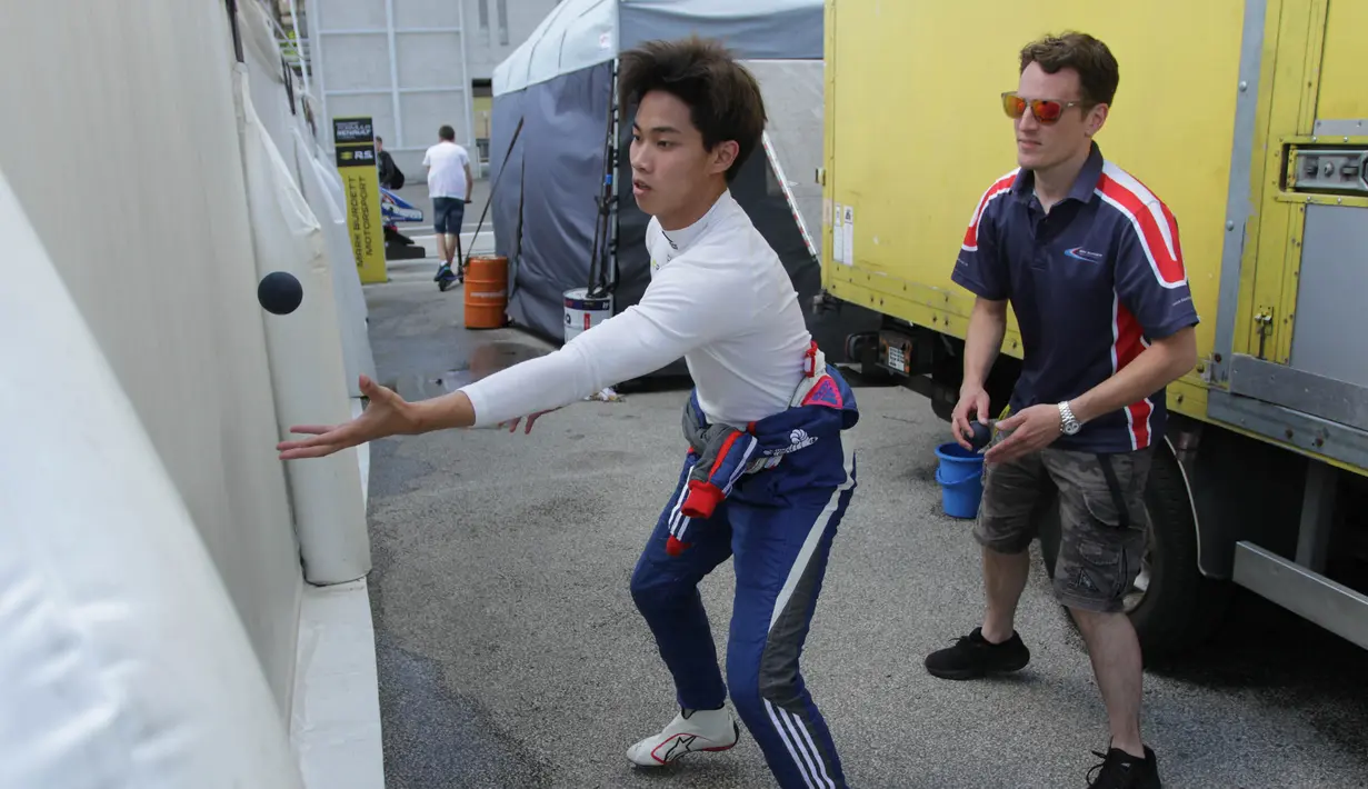 Pebalap Indonesia, Presley Martono, pemanasan sebelum balapan pertama seri kelima Formula Renault 2.0 Eurocup Hungaria di Sirkuit Hungaroring, Sabtu (1/7/2017). Start dari posisi ke-21, Presley finis di peringkat ke-17. (Bola.com/Reza Khomaini)