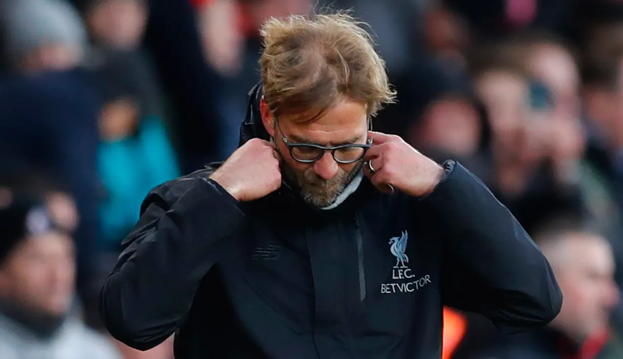 Pelatih Liverpool, Jurgen Klopp tertunduk lesu usai timnya bertanding melawan Bournemouth pada lanjutan Liga Inggris  di Stadion Vitality, Inggris (4/12). Sempat unggul 2-0 di babak pertama, Liverpool kalah 4-3 atas Bournemouth. (Reuters/Eddie Keogh)