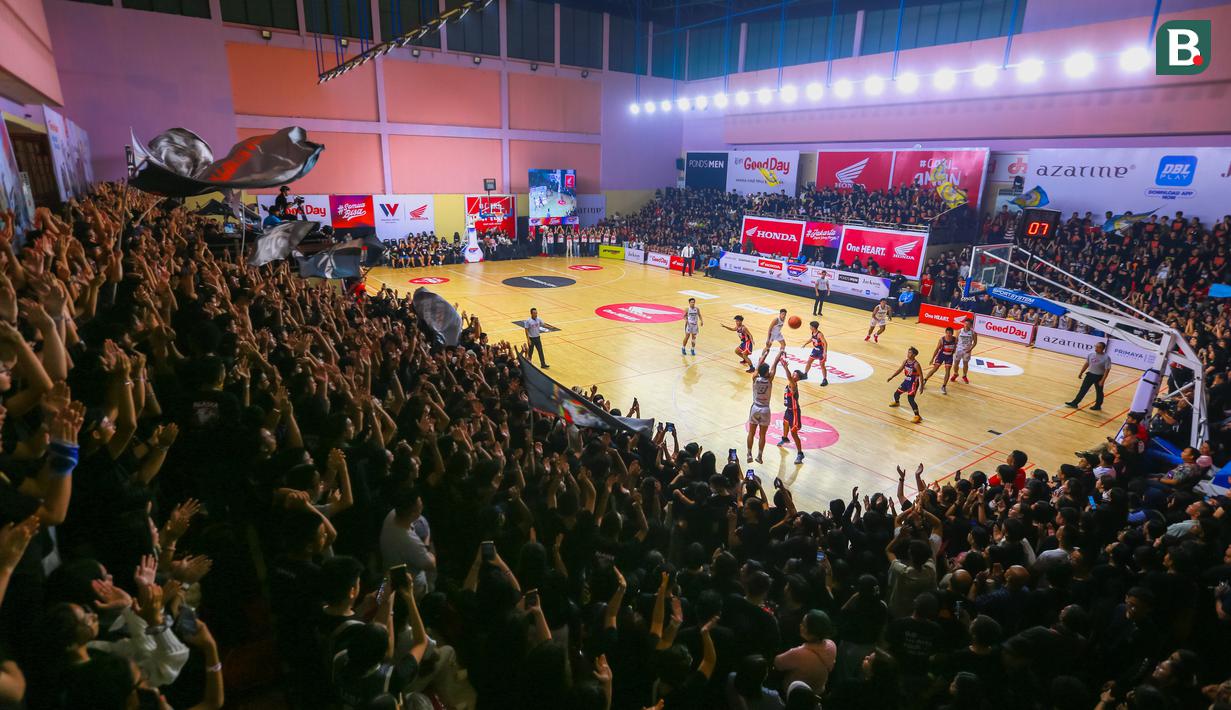 Penonton memadati Gor Cempaka Putih, Jakarta Pusat saat laga final DBL 2023/2024 Seri Jakarta Utara dan Jakarta Pusat antara SMA Jubilee melawan SMA Kolese Kanisius di GOR Cempaka Putih, Jakarta Pusat, Jumat (18/08/2023). (Bola.com/Bagaskara Lazuardi)