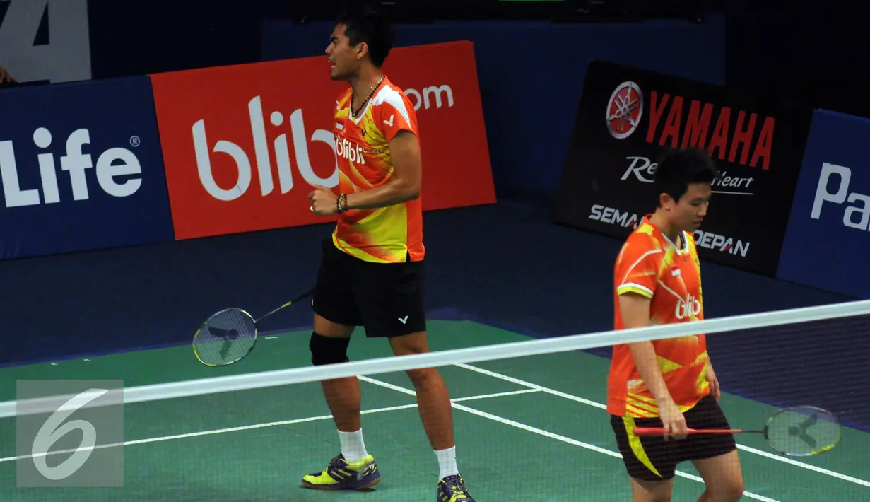 Ganda campuran Indonesia Tontowi Ahmad/Liliyana Natsir meluapkan kekecewaan saat kalah melawan Kim Astrup/Line Kjaersfeldt (Denmark) di BCA Indonesia Open 2016, Jakarta, Kamis (6/2/2016). (Liputan6.com/Helmi Fithriansyah)