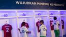 Anak-anak peserta final Aqua Danone Nations Cup 2016 melihat-lihat baju yang bertuliskan nama eks peserta yang kini sudah menjadi pemain nasional. (Bola.com/Vitalis Yogi Trisna)