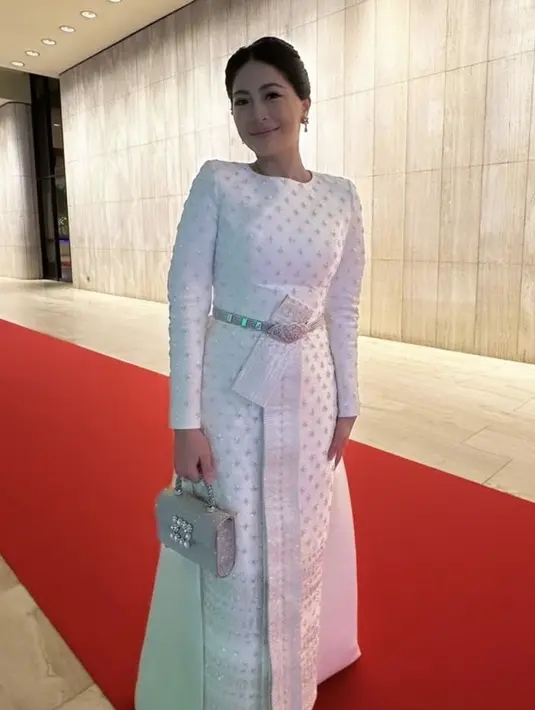 Sedangkan untuk jamuan makan, Jenitera mengenakan dress putih lengan panjang bermotif. Dipadukan belt silver serasi dengan hand bagnya. [@missnoorcahaya]