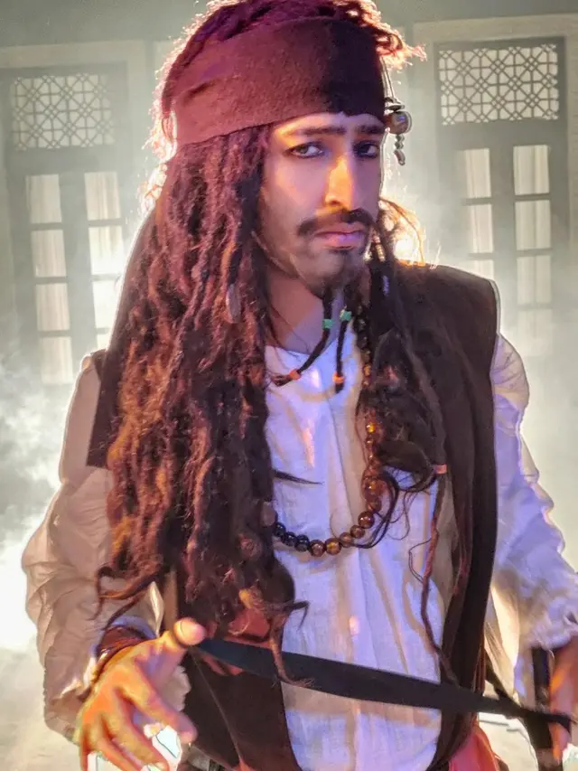 Shaheer Sheikh jadi bajak laut (Foto: Instagram/@shaheernsheikh)