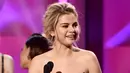 Ekspresi Selena Gomez saat menerima penghargaan  Woman of the Year di Billboard Women In Music 2017 di Ballroom Ray Dolby di Hollywood & Highland Center di Hollywood, California (30/11). (AFP/Frazer Harrison)