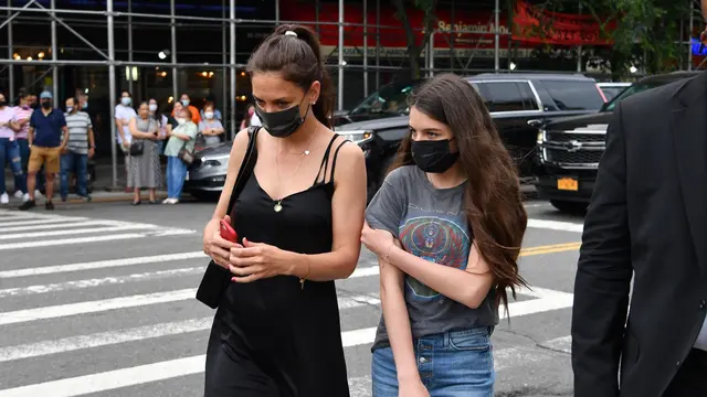 Katie Holmes and daughter Suri Cruise arrive the opening night premiere of "In The Heights" during the Tribeca Festival at the United Palace Theatre on June 9, 2021 in New York City. (Angela Weiss / AFP)