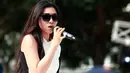 Sebelum melangsungkan performanya, penyanyi cantik ini menyapa para penonton dengan ramah di atas panggung. (Deki Prayoga/Bintang.com)