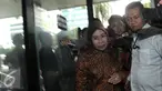 Bupati Serang Ratu Tatu Chasanah sekaligus adik dari mantan Gubernur Banten Ratu Atut Chosiyah saat mendatangi KPK, Jakarta, Selasa (24/5). Kedatangan Ratu Tatu untuk menyerahkan Laporan Harta Kekayaan Pejabat Negara (LHKPN). (Liputan6.com/Helmi Afandi)