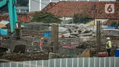 Pekerja menyelesaikan pembangunan Kampung Susun Akuarium di Jakarta, Rabu (17/2/2021). Progres pembangunan Kampung Susun Akuarium tersebut telah mencapai 30 persen dan ditargetkan rampung pada Agustus 2021 mendatang. (Liputan6.com/Faizal Fanani)