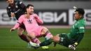 Pemain Inter Miami, Lionel Messi (tengah) berusaha mencetak gol ke gawang Vissel Kobe yang dijaga oleh Shota Arai (kanan) pada laga persahabatan yang berlangsung di National Stadium, Tokyo, Jepang, Rabu (07/02/2024). (AFP/Philip Fong)