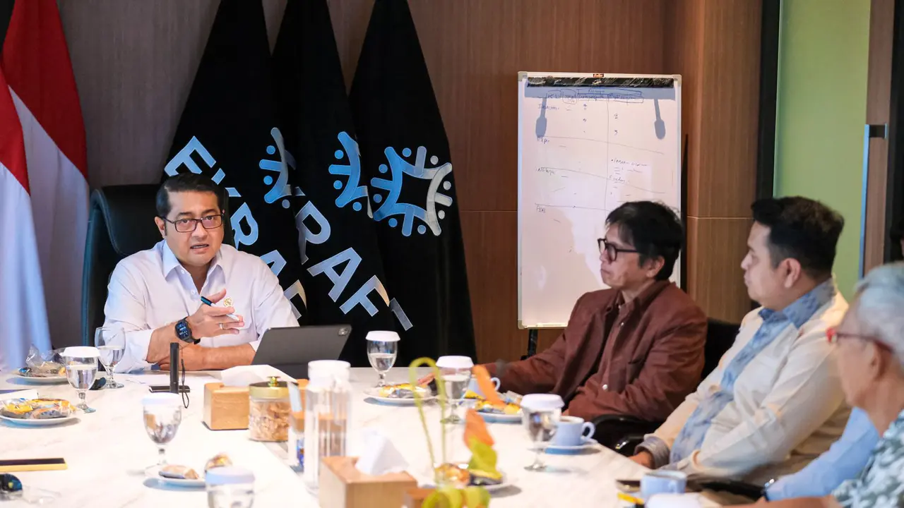 Menteri Ekonomi Kreatif, Teuku Riefky Harsya, menerima audiensi dari Yayasan Rawindra Kata Hara di Kantor Kementerian Ekraf, Rabu (12/11/2025) (dok. Biro Komunikasi Publik Kemenekraf)