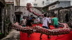 Kelompok atraksi Liong berlatih jelang perayaan Tahun Baru Imlek di Bogor, Jawa Barat, 9 Januari 2023. Tahun Baru Imlek 2023 akan jatuh pada 22 Januari. (ADITYA AJI/AFP)