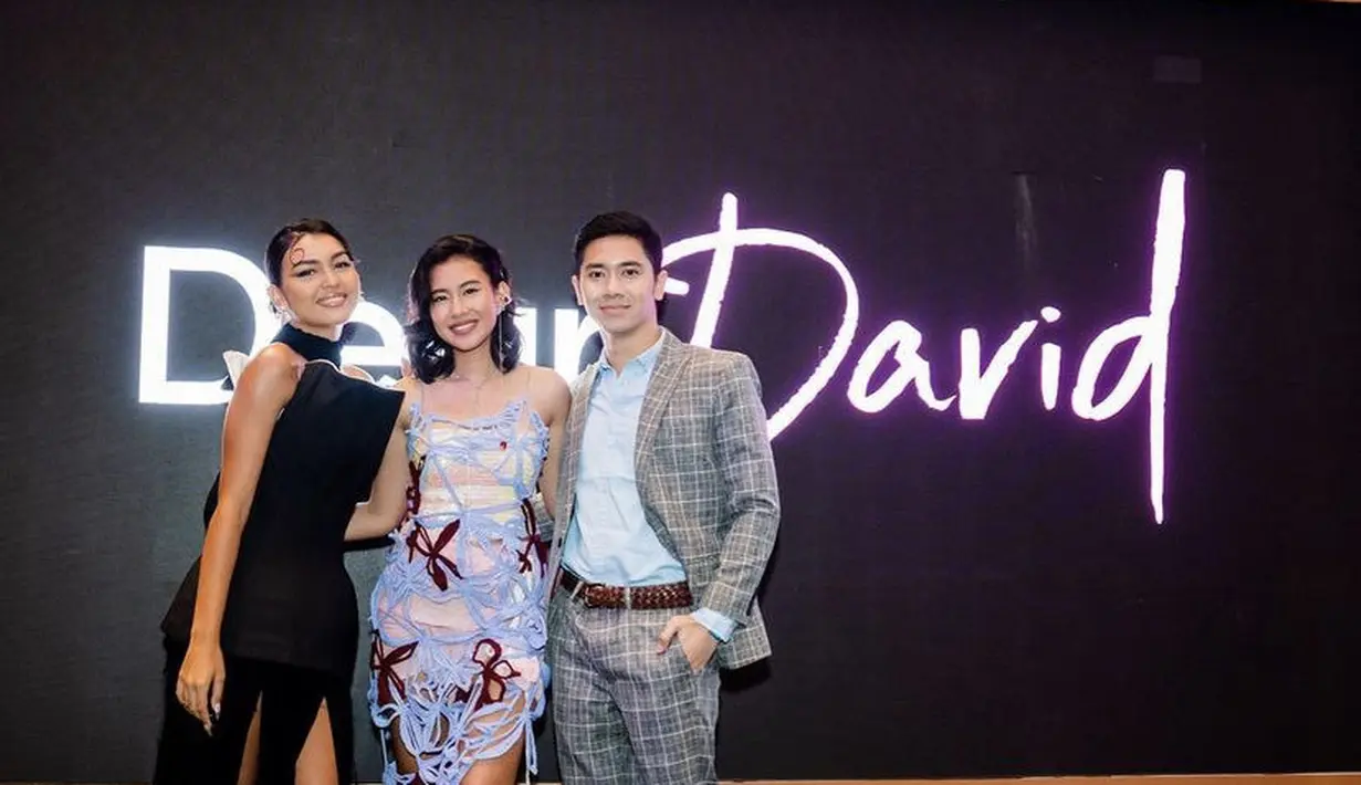 Dress yang dibuat oleh brand ANW ini dipadukan dengan heels merah yang semakin memerlihatkan kaki jenjangnya. Rambut pendeknya pun ditata wave dengan poni samping. (@shenacinnamon)