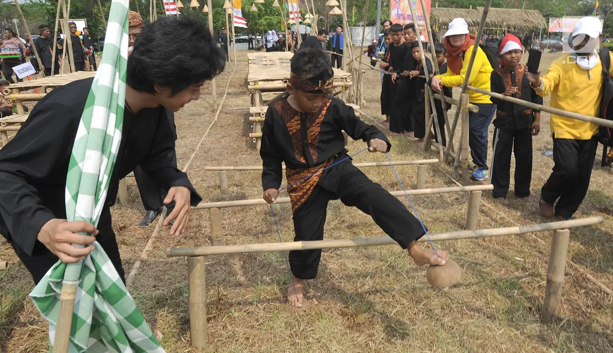 Siswa Sekolah Dasar (SD) mengikuti lomba permainan tradisional "Deduplak" di Lapangan Plaza Pemkab Bekasi, Kamis (15/8/2019). Kegiatan yang diikuti perwakilan SD dari 24 Kecamatan se-Kabupaten Bekasi ini dalam rangka menyambut HUT ke-69 Kabupaten Bekasi dan HUT ke-74 RI. (merdeka.com/Arie Basuki)