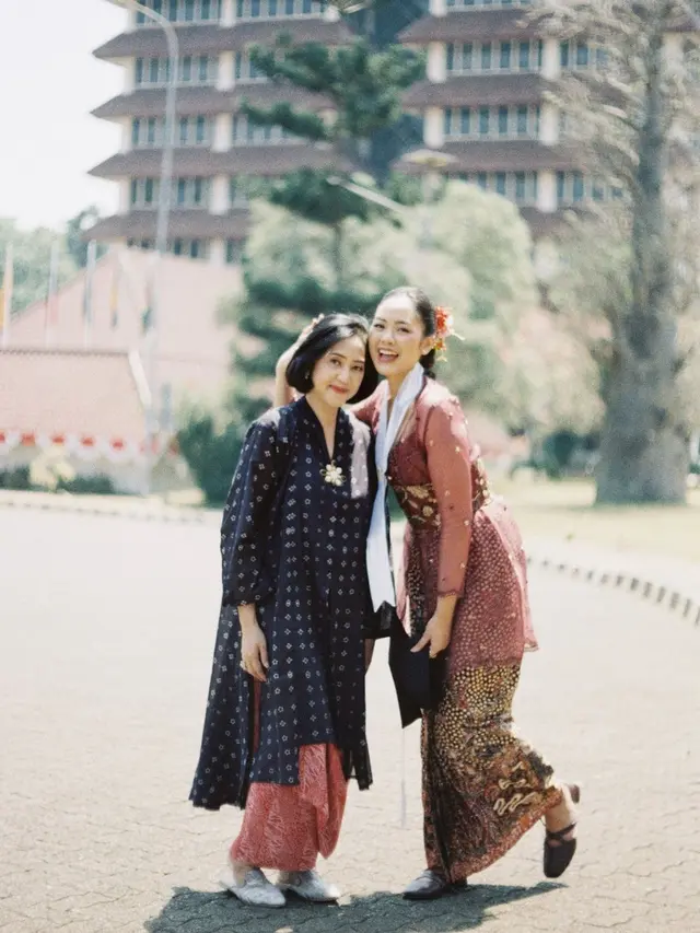 Pesona Ayu Rania Yamin Kenakan Kebaya Wisuda Bergaya Kontemporer