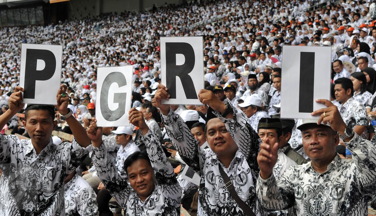 Ribuan guru dari sejumlah daerah menghadiri peringatan HUT Persatuan Guru Republik Indonesia (PGRI) ke-70 di SUGBK, Jakarta, Minggu (13/12/2015). Para guru kecewa karena Presiden jokowi tidak hadir di acara tersebut. (Liputan6.com/Johan Tallo)