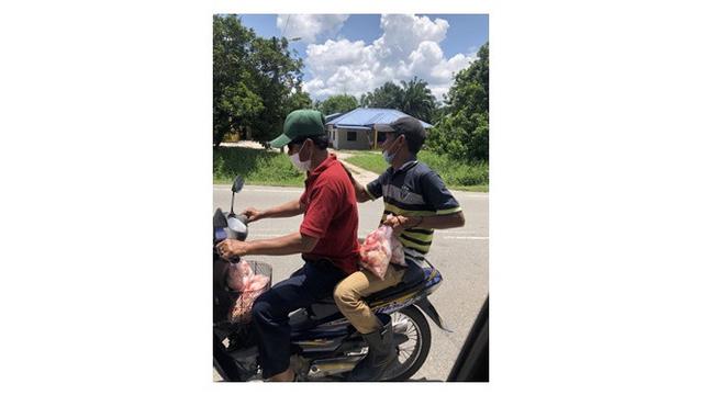 Negaranya di Lockdown, Pria Ini Bantu Warga dengan Bagi 1.000 Ayam