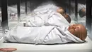 Sebuah instalasi seni oleh Agatha Haines berjudul Transfigurasi ditampilkan di museum Art Science, Singapura, Kamis (18/5). Pameran futuristik ini adalah karya dari 40 lebih seniman internasional, ilmuwan, teknolog dan desainer (AFP FOTO / ROSLAN RAHMAN)
