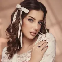 Dalam pemotretan terbarunya, beauty influencer sekaligus kreator kecantikan ini menunjukkan sisi soft girl lewat balutan estetika coquette.  (@tasyafarasya)