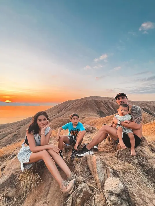 Di labuan Bajo, Jedar juga mengajak Baby Don dan El Barack naik ke gunung. Momen menikmati indahnya pemandangan alam sekitar dari atas bukit hingga menikmati sunset. [Instagram/inijedar]