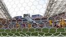 Proses terjadinya gol yang dicetak striker Peru, Paolo Guerrero ke gawang Australia pada laga grup C Piala Dunia di Stadion Fisht, Sochi, Selasa (26/6/2018). Peru menang 2-0 atas Australia. (AP/Martin Meissner)