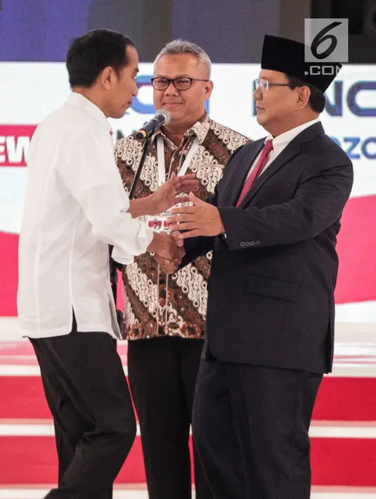Capres nomor urut 01 Joko Widodo (kiri) dan capres nomor urut 02 Prabowo Subianto saling menghampiri dalam debat kedua Pilpres 2019 di Hotel Sultan, Jakarta, Minggu (17/2). Semua pertanyaan dalam debat kedua ini dirahasiakan. (Liputan6.com/Faizal Fanani)