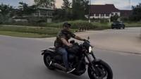 Anggota Fraksi sekaligus Ketua DPRD Provinsi Kepulauan Riau Iman Sutiawan naik motor gede (moge) tanpa helm dan surat-surat. (Tangkapan Layar @imansutiawan75)