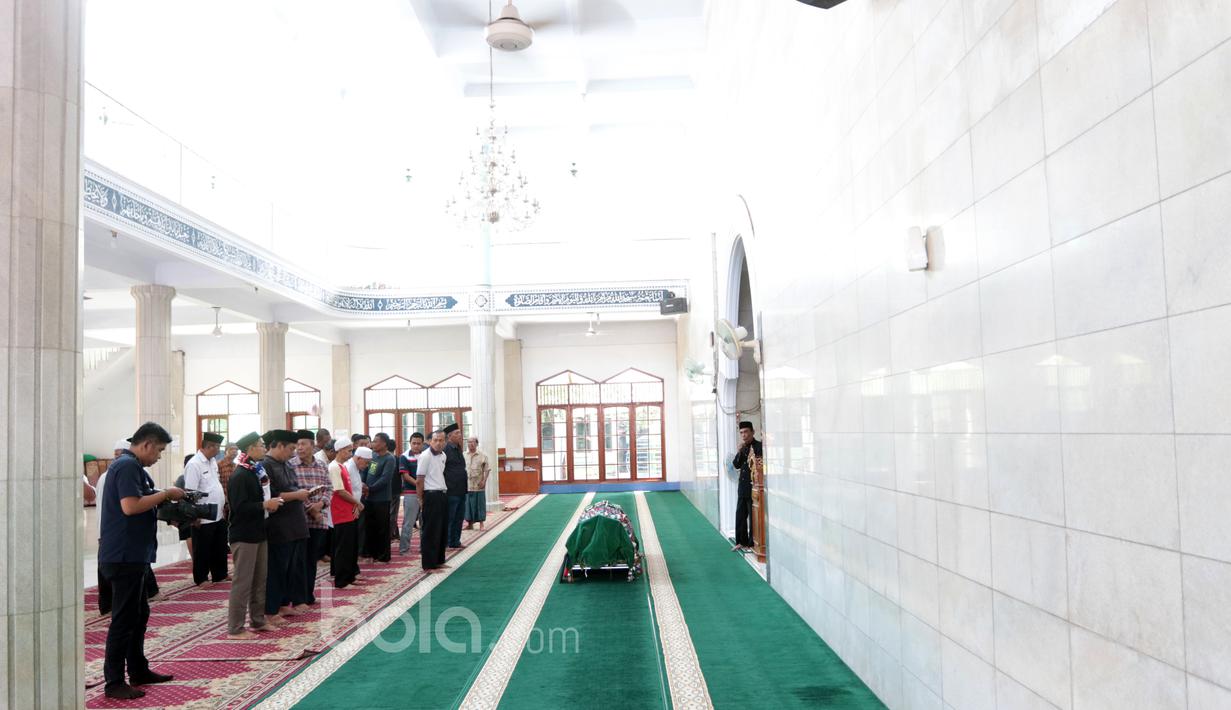 Jenazah almarhum, Achmad Kurniawan saat dishalatkan di Masjid Al Jadid Cijantung, (11/1/2017). (Bola.com/Nicklas Hanoatubun)