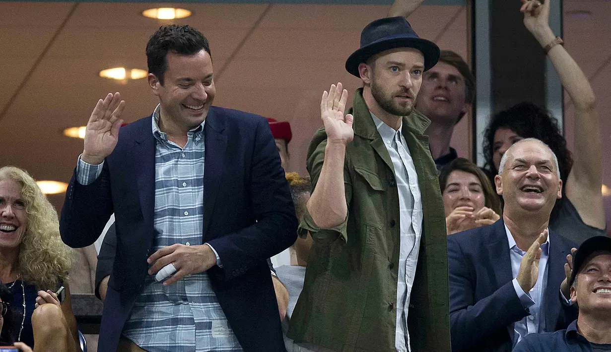 Pembawa acara sekaligus komedian Jimmy Fallon dan penyanyi Justin Timberlake menirukan tarian Beyonce pada video klip Single Ladies saat menonton turnamen tenis Grand Slam AS Terbuka 2015 di New York, Rabu (9/9). (REUTERS/Carlo Allegri)