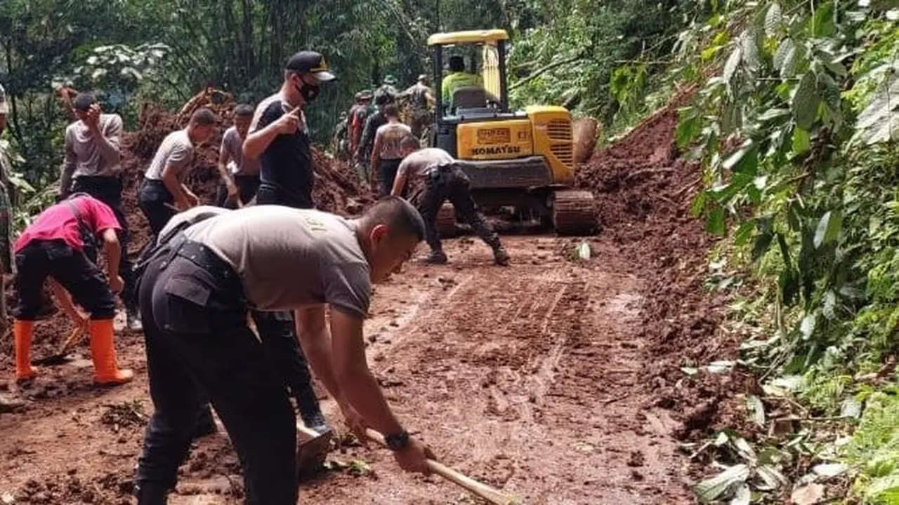 Tim gabungan membuka akses jalan di Lebaklarang, Pekalongan, Jawa Tengah. (Foto: Liputan6.com/Humas Polda Jateng)