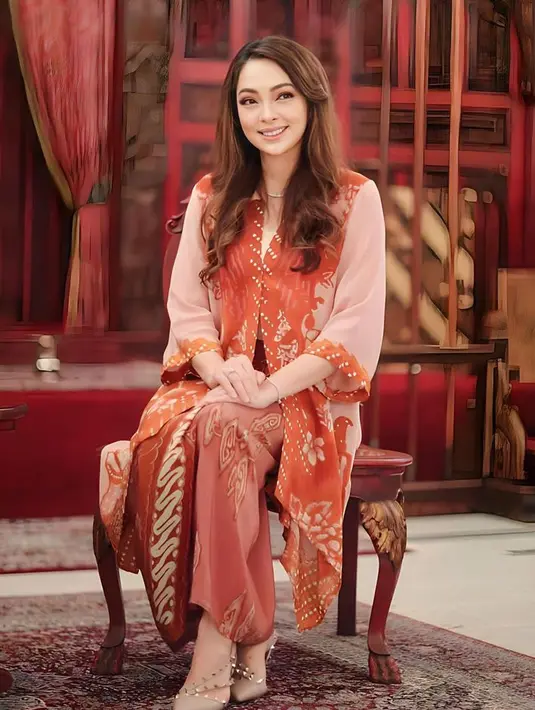 <p>dr. Reisa Broto Asmoro tampil dengan kebaya motif batik warna coral yang serasi dengan bawahan kainnya. [@reisabrotoasmoro]</p>