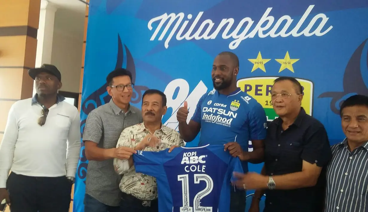 Striker Persib Bandung, Carlton Cole, memegang jersey nomor 12 yang nanti akan digunakannya. Pesepak bola asal Inggris itu akan bersaing dengan Sergio van Dijk untuk mendapatkan tempat utama di Persib. (Bola.com/Erwin Snaz)