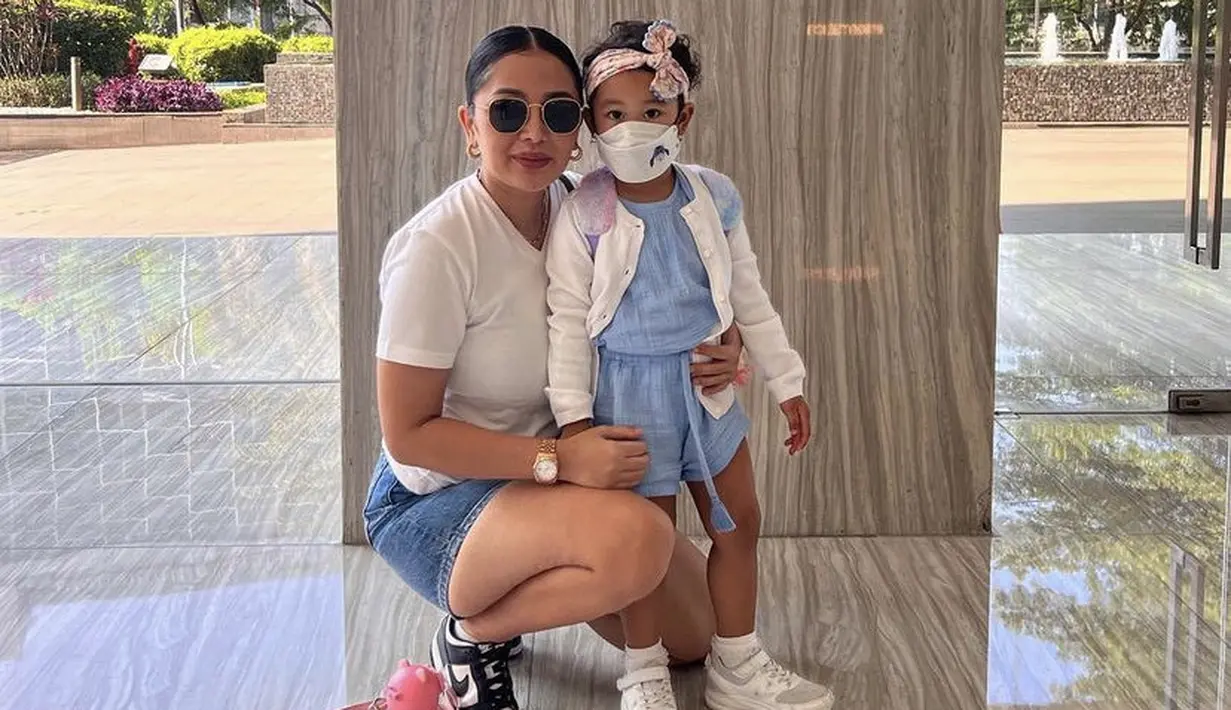 Mutia juga tampil santai dengan kaos putih dipadukan celana denim yang serasi dengan nuansa pakaian Gewa.(@mutia_ayuu)