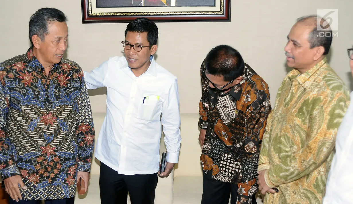 Ketua BPK Moermahadi Soerja Djanegara (kiri) berbincang dengan anggota Pansus Angket KPK jelang Rapat Koordinasi di Gedung BPK RI, Jakarta, Selasa (4/7). Pertemuan tersebut berlangsung tertutup. (Liputan6.com/Helmi Fithriansyah)