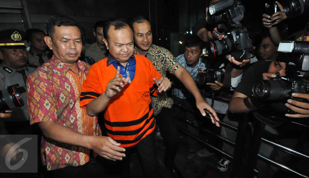 Mantan Sekjen Partai NasDem, Patrice Rio Capella (tengah) sambil dikawal petugas usai menjalani pemeriksaan di KPK, Jakarta, Jumat (23/10/2015). Patrice diduga menerima suap Rp 200 juta. (Liputan6.com/Helmi Afandi)