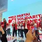 Giring Ganesa dan Gen Z PSI menggelar Flash Mob Goyang Gemoy di Atrium Pakuwon Mall Surabaya. (Dian Kurniawan/Liputan6.com)