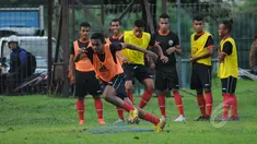 Jelang berlaga di kualifikasi grup H Piala Asia 2016, timnas Timor Leste U-23 melakukan latihan di Lapangan C Senayan, Jakarta, Kamis (26/3/2015). Kualifikasi grup H Piala Asia 2016 akan berlangsung pada 27-31 Maret 2015. (Liputan6.com/Helmi Fithriansyah)