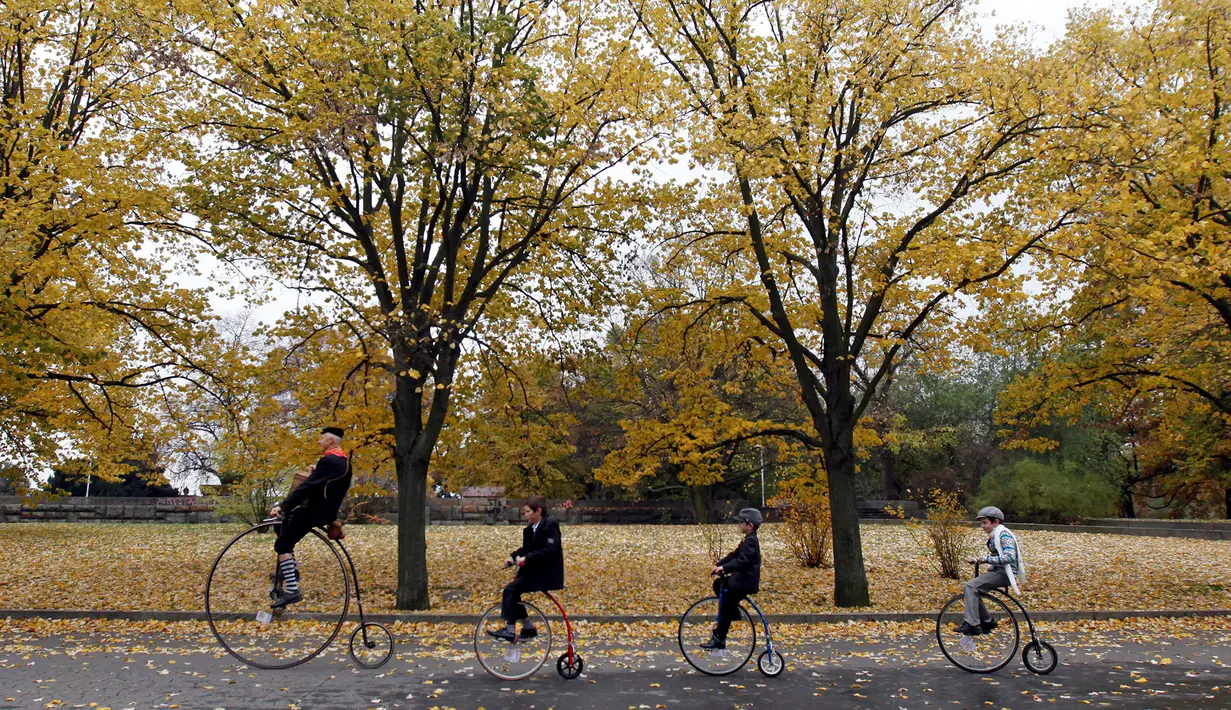 Rombongan yang terdiri dari orang tua dan beberapa anak-anak mengendarai sepeda penny farthing saat menghadiri balapan penny farthing tahunan dimulai di Praha, Republik Ceko (5/11). (Reuters/David W Cerny)