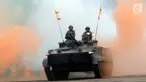 Tank amphibi Marinir melintasi kepulan asap usai upacara HUT Korps Marinir ke-72 di Kesatrian Marinir Hartono, Cilandak, Jakarta, Rabu (15/11). HUT Marinir ke-72 bertema Marinir Prajurit Pejuang dan Profesional. (Liputan6.com/Helmi Fithriansyah)